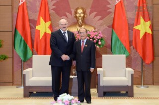 Chủ tịch Quốc hội Nguyễn Sinh Hùng tiếp Tổng thống Belarus Alexander Lukashenko